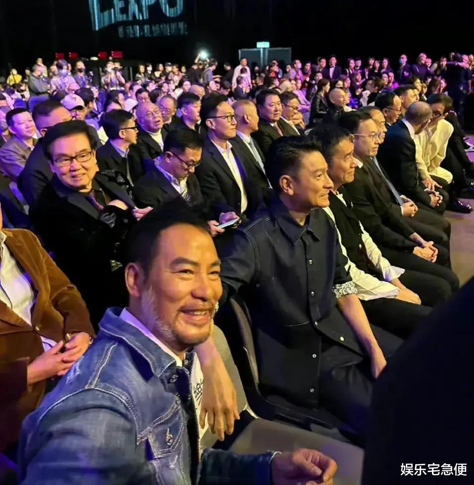 谢霆锋|王菲陪谢霆锋坐经济舱返港工作,男方拒谈恋情相关,称不会再合作