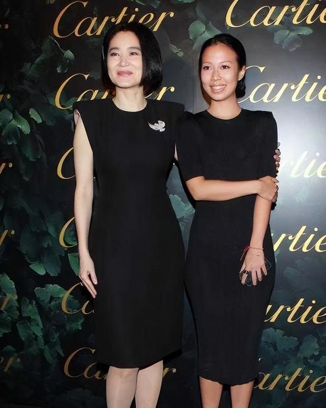 林青霞一家五口同框,老公又矮又丑,女儿都随了爸爸长相不漂亮!