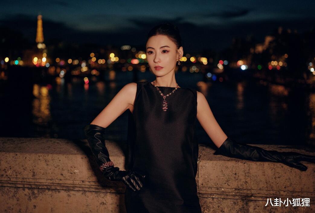 43岁张柏芝时装周怼脸照曝光,皮肤松弛法令纹重,网友:年纪大了