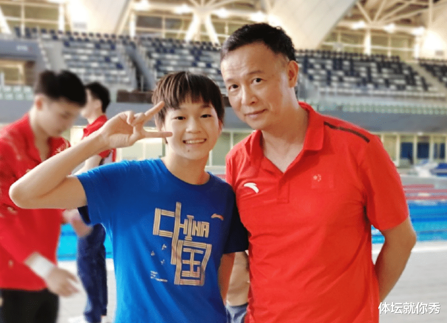 全红婵|全红婵又长高了！和恩师亲密合影，走出丢冠阴影，对粉丝比剪刀手