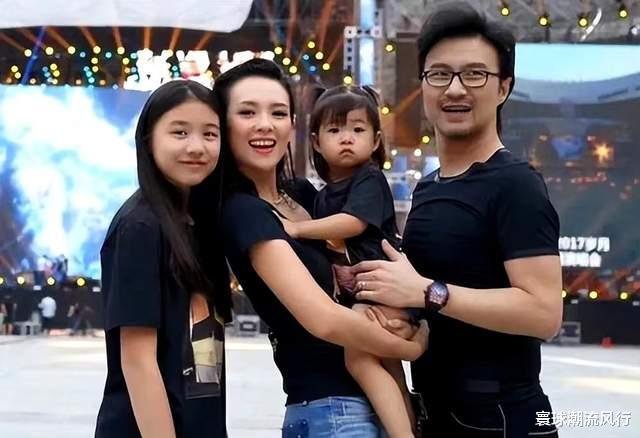 汪峰前前妻开直播庆祝章子怡离婚！穿休闲装在线化妆，明星脸超美