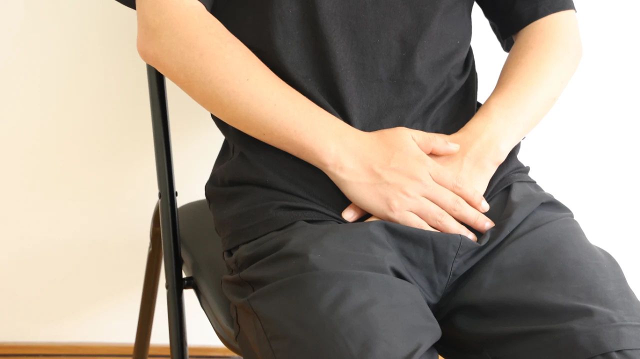 喜欢跷二郎腿的人注意,经常保持此坐姿,或会给身体带来4大危害