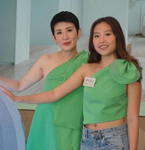 吴君如在香港街头可谓是赚足眼球！手拎30万高奢包，一头金发女人味十足