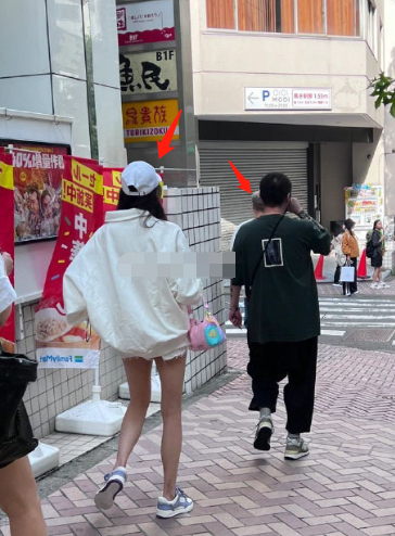 鹿晗关晓彤七夕现日本,鹿神情疲惫显老态,大步甩开关晓彤似生气