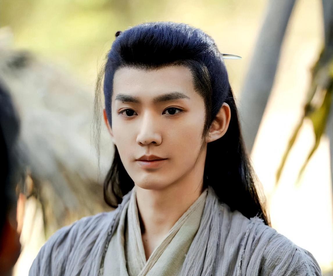 无耻！竟然横店荒野随地大小便，网友推测：当事人是待爆顶流