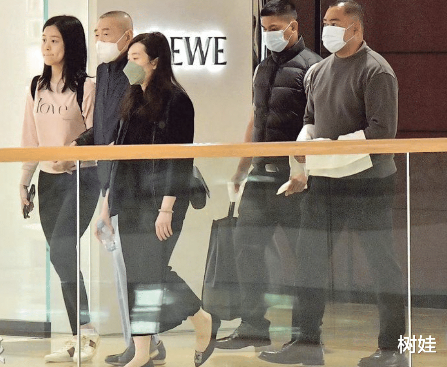 刘銮雄|刘銮雄陪吕丽君女儿逛街,父女挽手画面温馨,20岁刘秀盈重获父爱