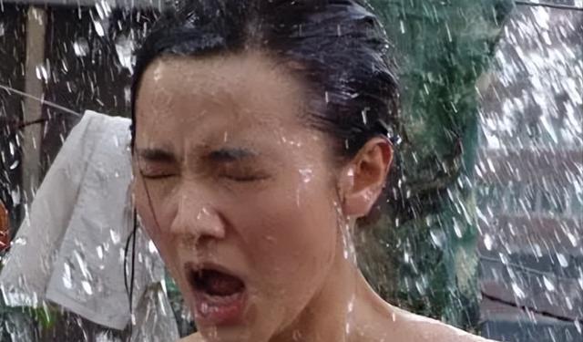 宋佳:靠“吊带”上位,与已婚名导同居,43岁的她活得又酷又飒