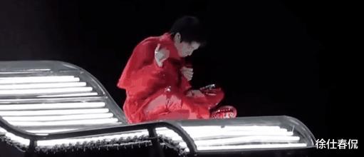 华晨宇被央视踢出正片,自封“歌神”的音乐混子,给内娱丢脸