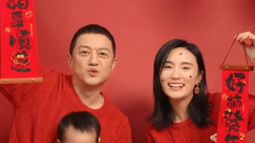 李亚鹏晒全家福拜年，2岁李夏近状曝光个头很高，17岁李嫣未露面