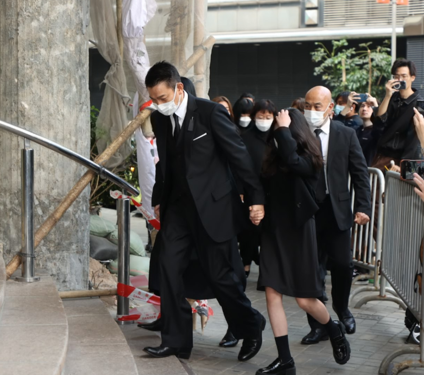 刘德华父亲葬礼，刘德华一家三口现身灵堂，紧牵妻子和女儿的手