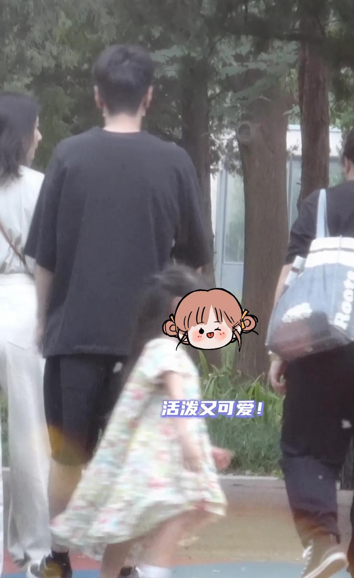 高圆圆赵又廷接女儿,一家三口互动有爱,4岁Rhea跟爸爸撒娇好甜