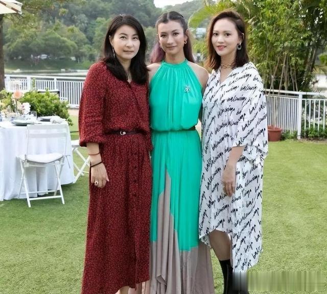 郭晶晶|三张合照，把香港名媛们对郭晶晶的“傲慢”，体现得淋漓尽致