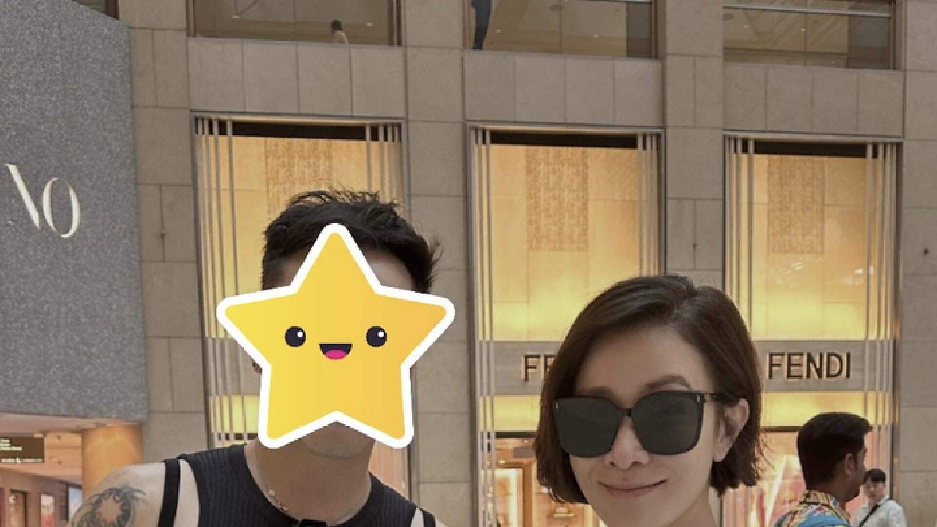 TVB视后被质疑低调炫富！现身街头背20万名牌包，亲切与路人合影