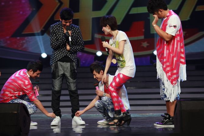 黄晓明|《极限挑战9》巴中路透,龚俊宛如贵公子,黄晓明脚上增高鞋被嘲