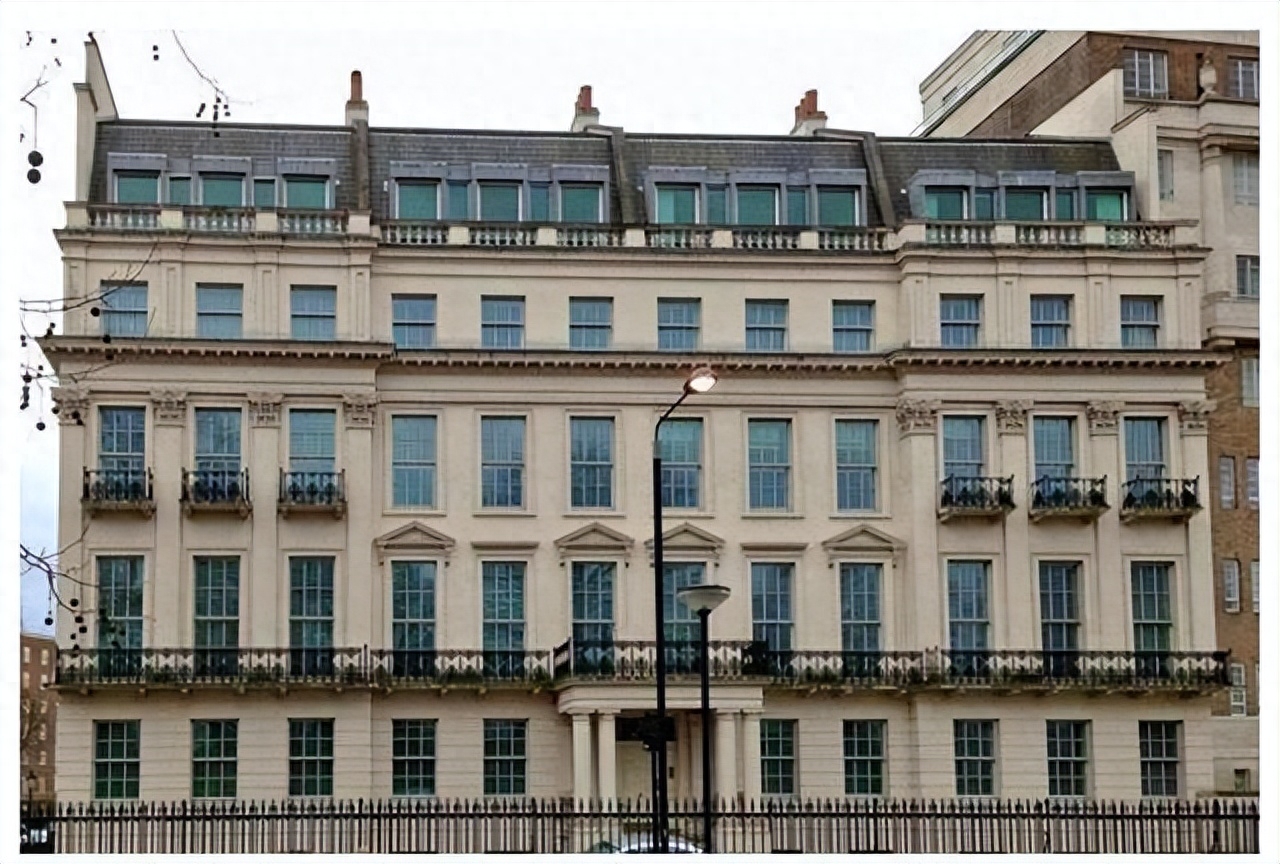 她是许家印花多少钱都留不住的女人，在许家印最辉煌时她选择离开