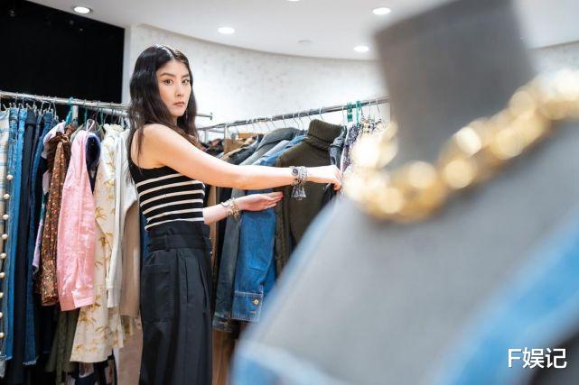 陈慧琳|陈慧琳捐二手衣服举办慈善义卖 亲自蹲下来用红白蓝胶袋装旧衣服