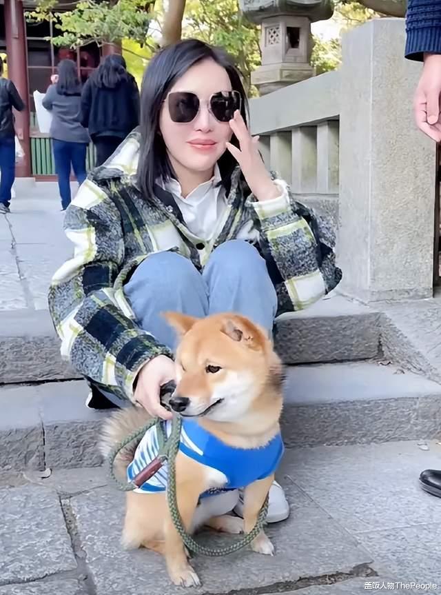 田朴珺|72岁王石终于年轻一回！陪娇妻高调撒糖，穿减龄套装被批不伦不类