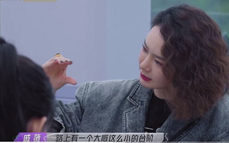 戚薇|戚薇生产前崴脚险摔倒,陈小春及时拖住保住母子!月子在轮椅上过