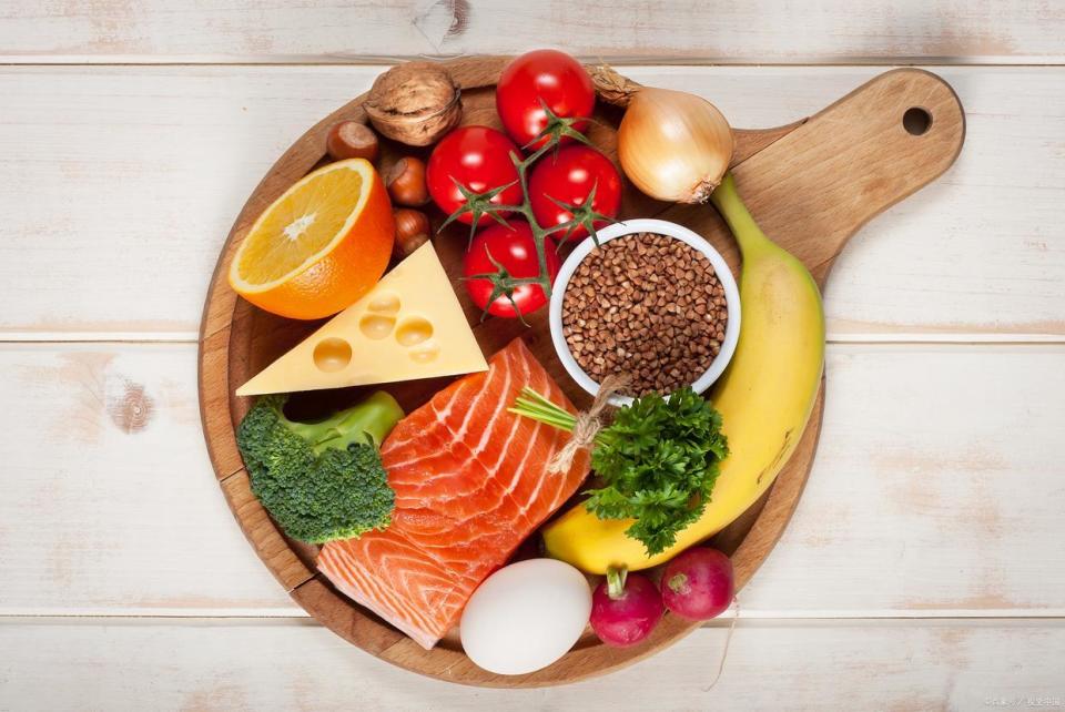 老人腿脚无力，走路没劲，这是怎么回事？补充三种营养，或可改善