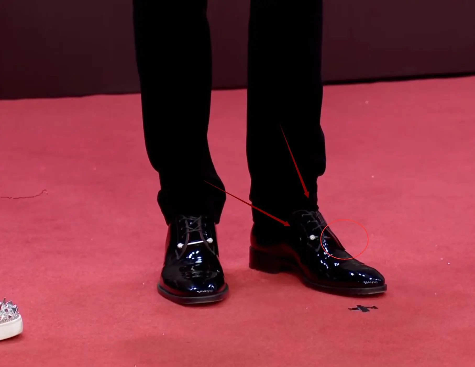 明星大赏名场面!踩箱子垫身高,摔跤流鼻血,抢头条1个比1个抓马