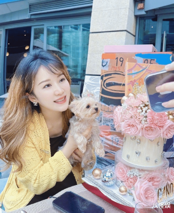 |李念官宣三胎出生,产后照曝光手臂扎针管十分虚弱,仨儿女首同框