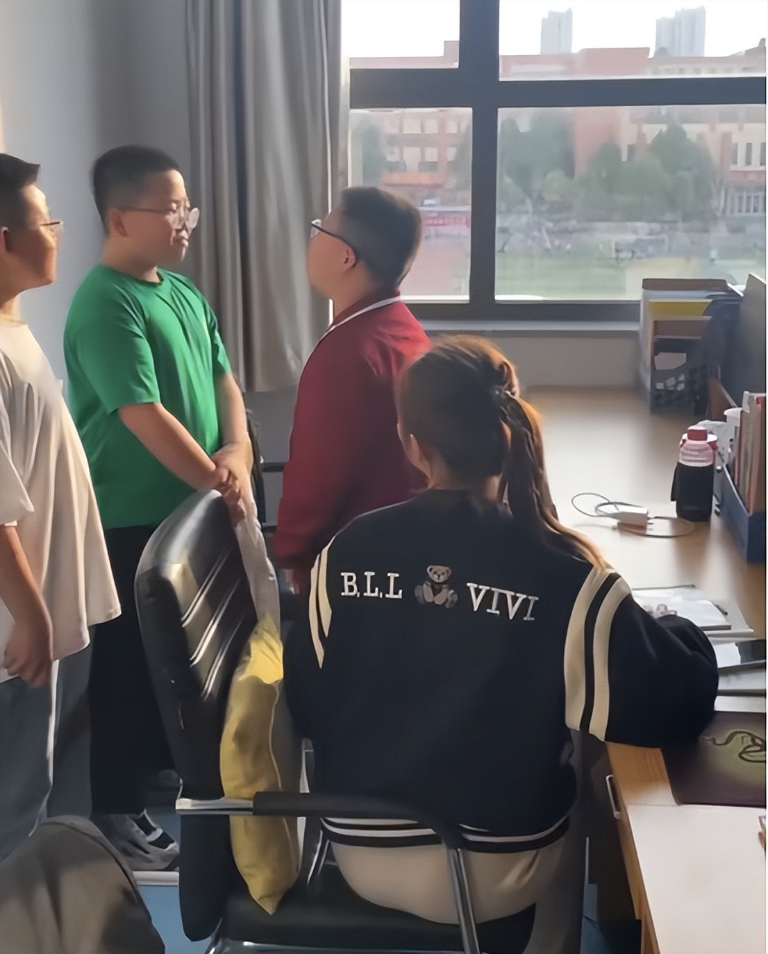 教师|学校办公室课间画面走红，老师堪比“调解员”，谁说教小学轻松