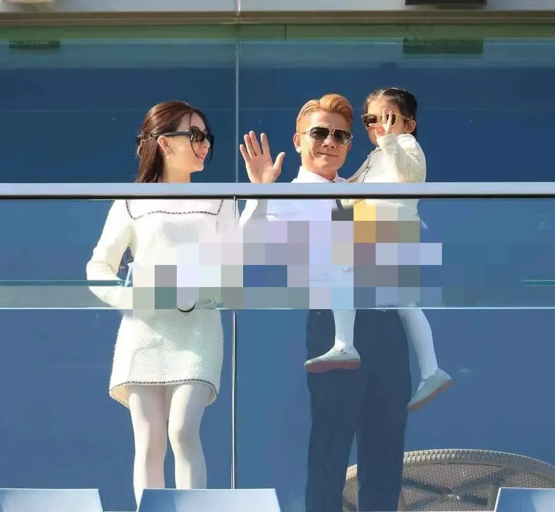 郭富城一家四口为爱驹打气，俩女儿像双胞胎颜值高，丈母娘同行