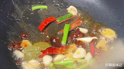 木耳|20元一份的砂锅鸡在家自己做,色泽红润看着有食欲,软烂易脱骨