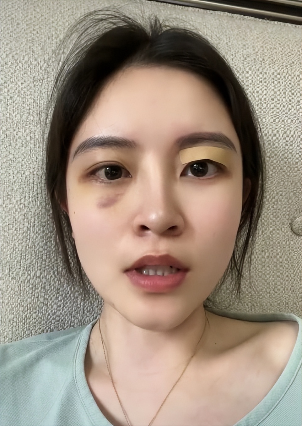 而正当这场风波尚未平息时,又有一个名为"酥睿的朋友圈"的参赛者走进