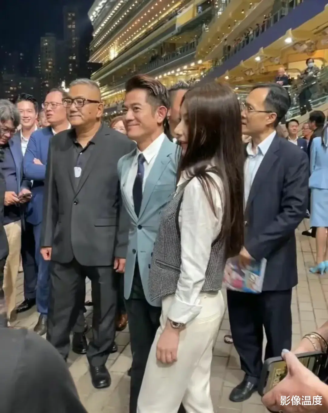 57岁郭富城赛马夺冠:获百万奖金与36岁妻子庆祝,59岁岳父现身引关注