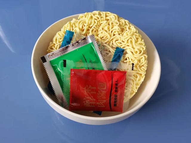 每天1包方便面，身体会发生什么变化？这样吃更健康→