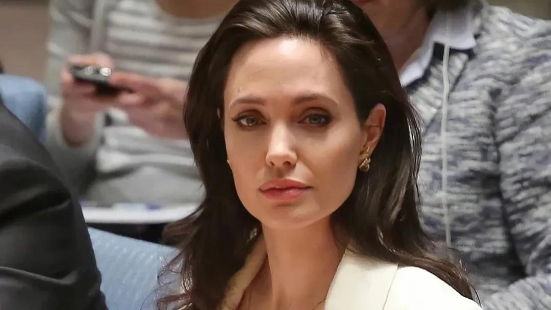 国际巨星安吉丽娜 .朱莉怒斥巴以发声，评论区沦陷