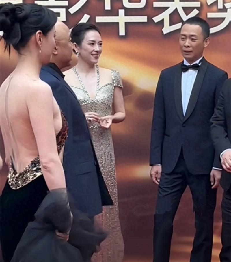 45岁倪虹洁“真空”走红毯,上半身像没穿衣服,影帝张译满脸不适