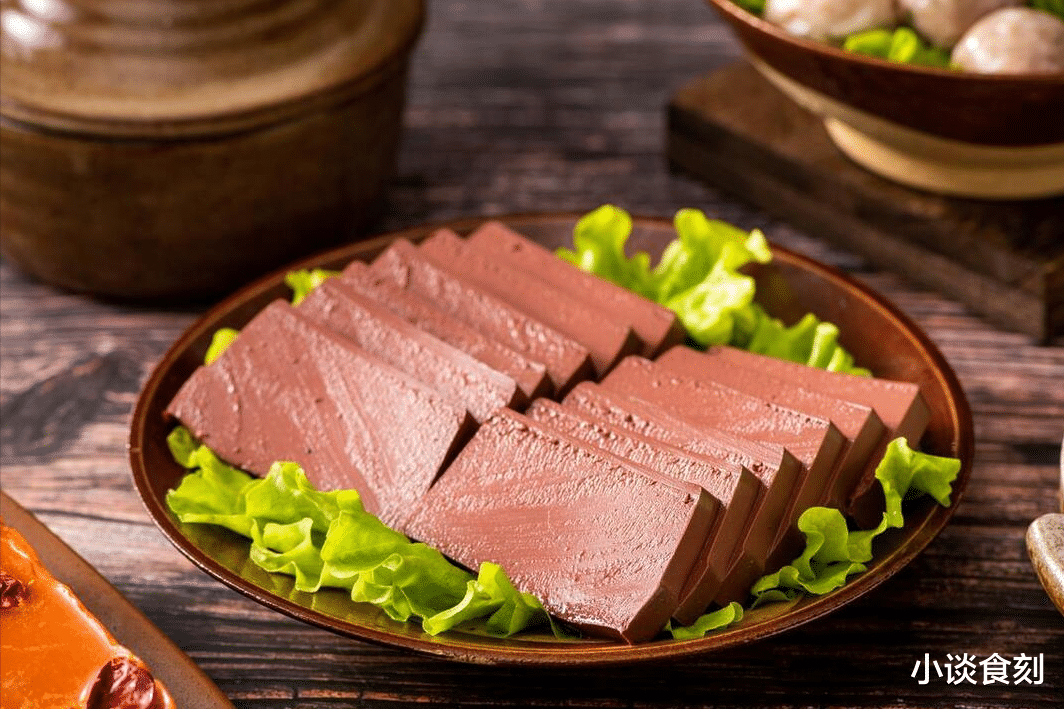 火锅|去吃火锅时，为啥盘子里都会垫一片生菜？原来大有讲究，涨知识了