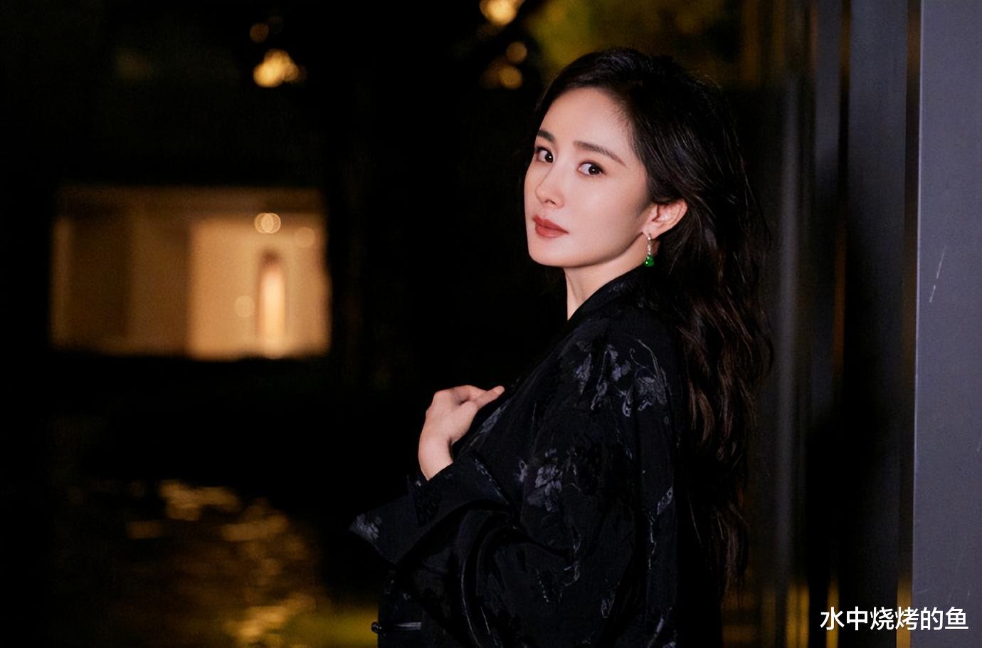 杨幂万字采访热搜霸屏，自我剖析缺点堪称人间清醒，可惜闺蜜的一番话彻底改变风评