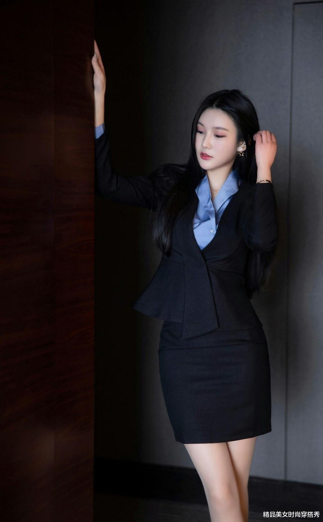 大学生|蓝黑色的套装裙内搭蓝色衬衫简约而时尚，打造帅气干练的职场女性