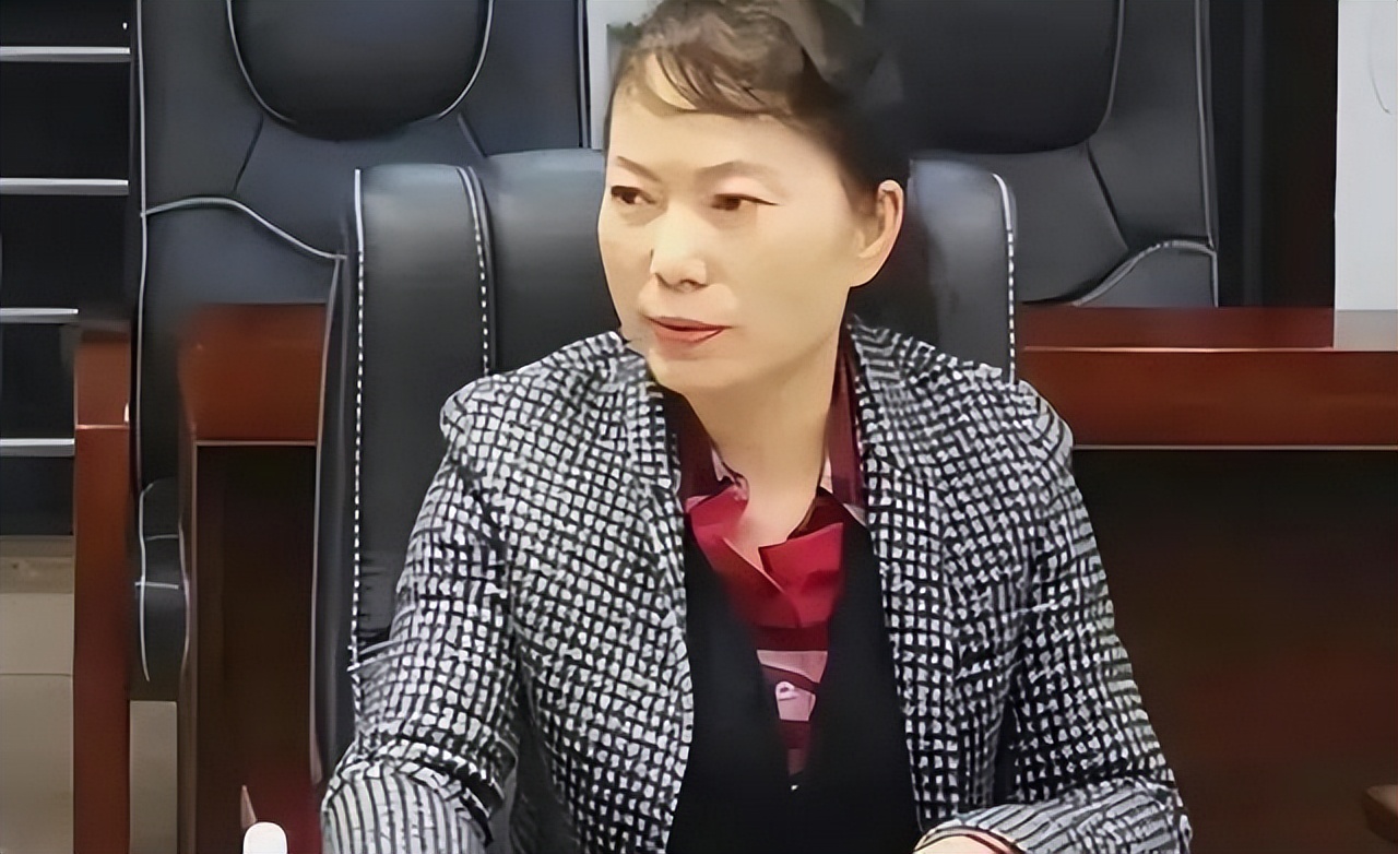 投案自首的凌娅:从2009年至今职务没有再变动,背后有三个靠山 - 娱乐