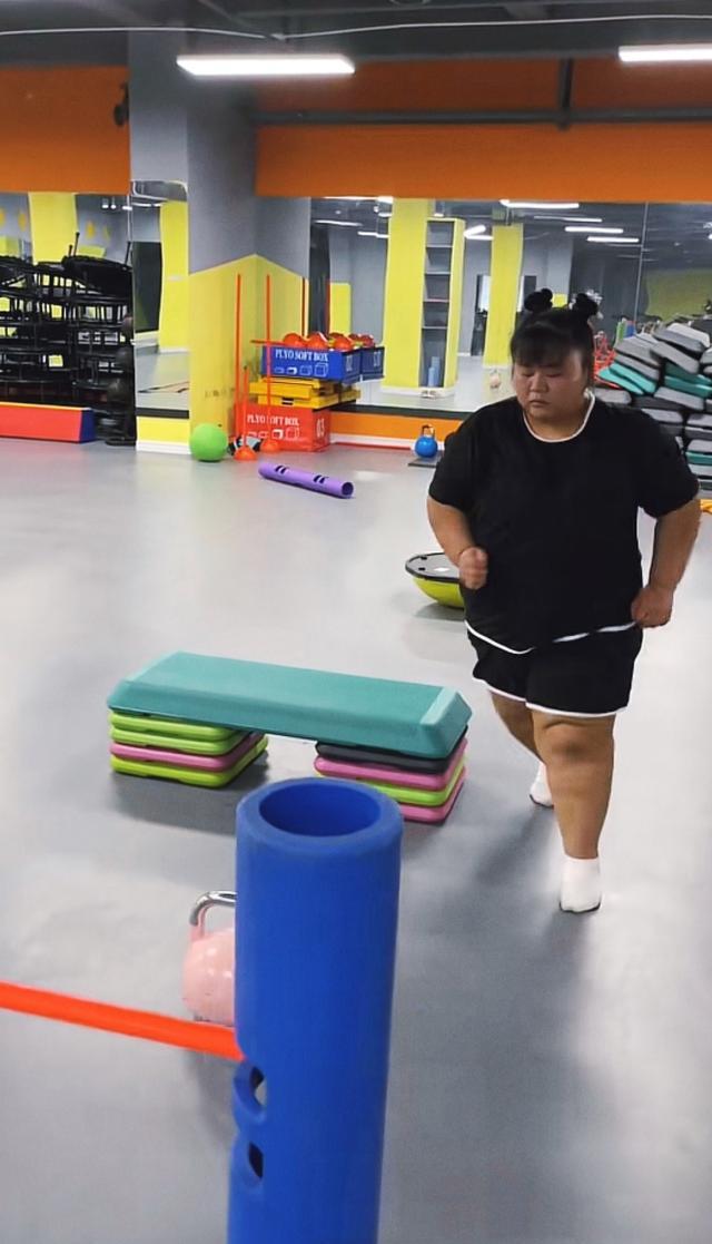 暴饮暴食 重量级女网红突然死亡,年仅22岁,死因真相曝光,家属拉横幅大闹