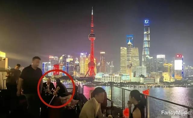 王源|太寒酸!吴京和国际巨星杰森聚餐,高档酒店吃外卖引发网友热议