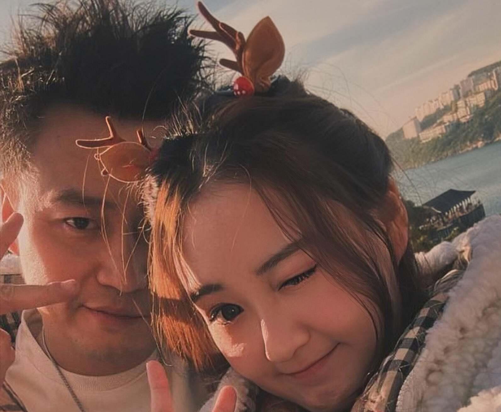 香港知名男星公开恋情，与小20岁女友谱父女恋，遭调侃老牛吃嫩草