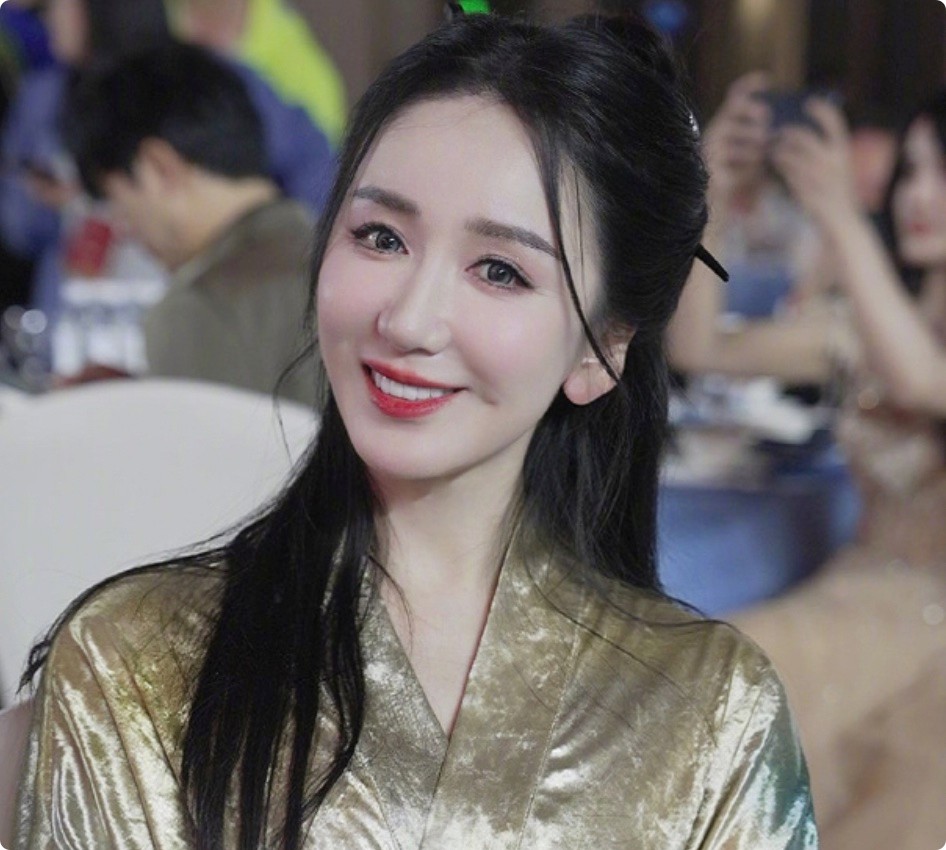 一张假脸毁掉整个造型,34岁娄艺潇被吐槽,脑门简直像个老寿星