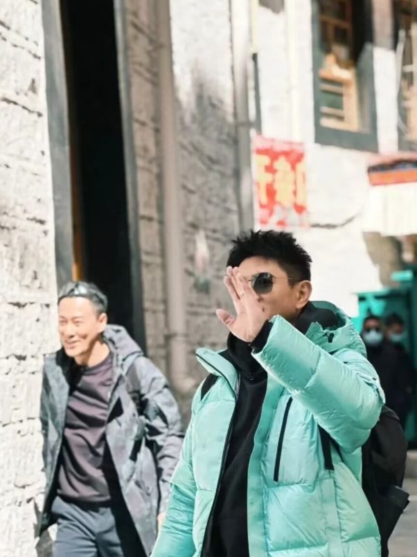 毛晓彤|拉萨偶遇毛晓彤录节目，身材小巧气质出众，与蔡文静对比太明显