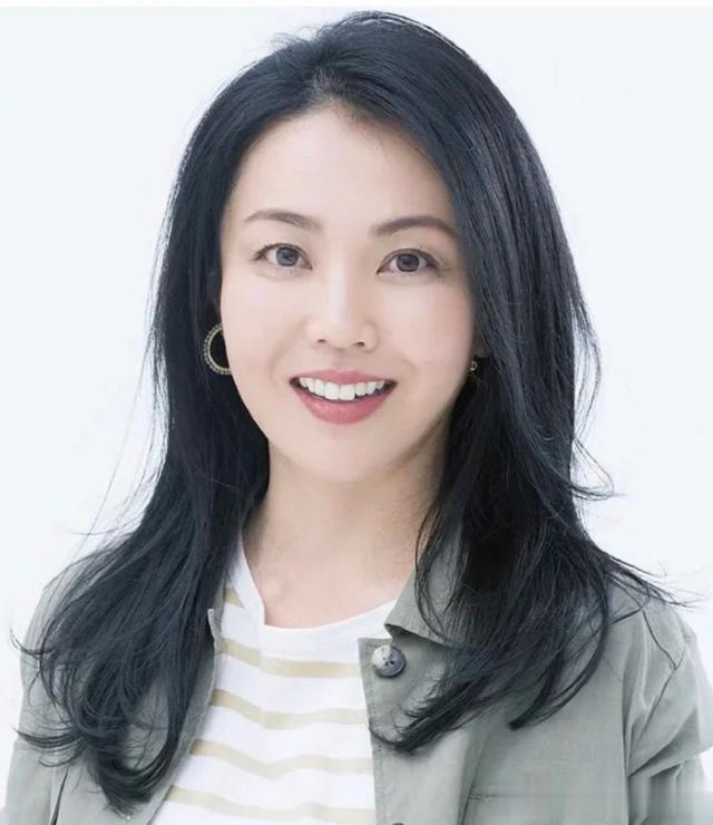 卷发 当女人出现这2个特征，说明你老了：头发越来越卷、衣服越来越花