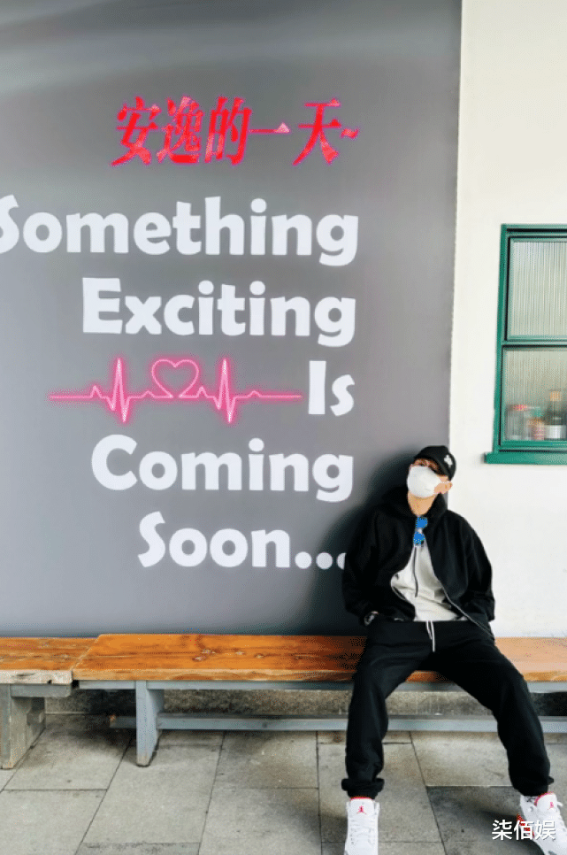 陈小春|陈小春夫妇甜蜜约会，应采儿像高中生，春哥在老婆面前温顺如绵羊