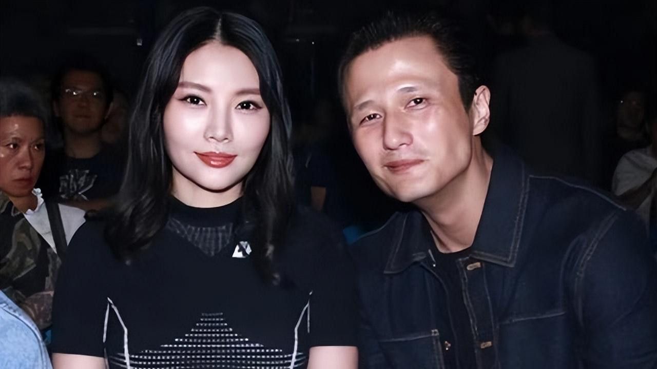 徐冬冬官宣与尹子维复合！晒十指紧扣照疑同居，拍照背景疑在床上