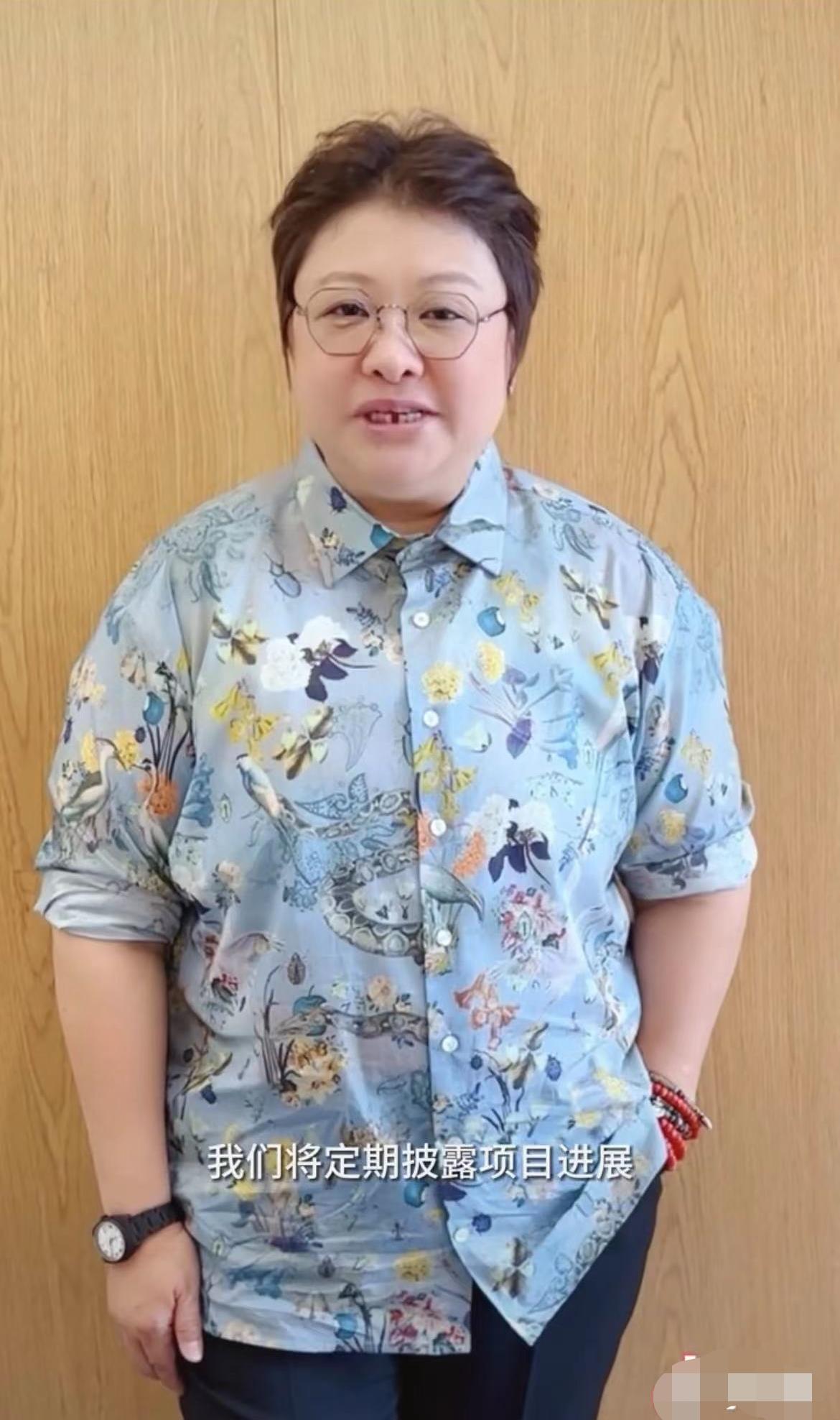 韩红现身暴瘦引担忧,缺多颗牙齿眼睛肿胀,低调戴廉价手表变化大