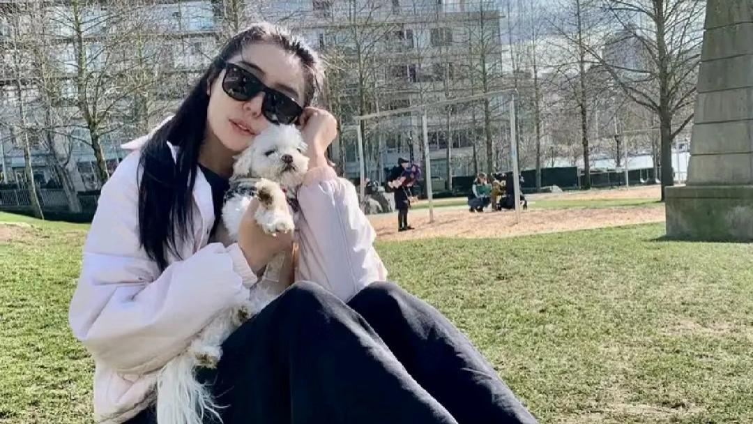 王祖贤|王祖贤近照曝光，穿黑白配戴墨镜似少女，?与小狗贴脸状态好