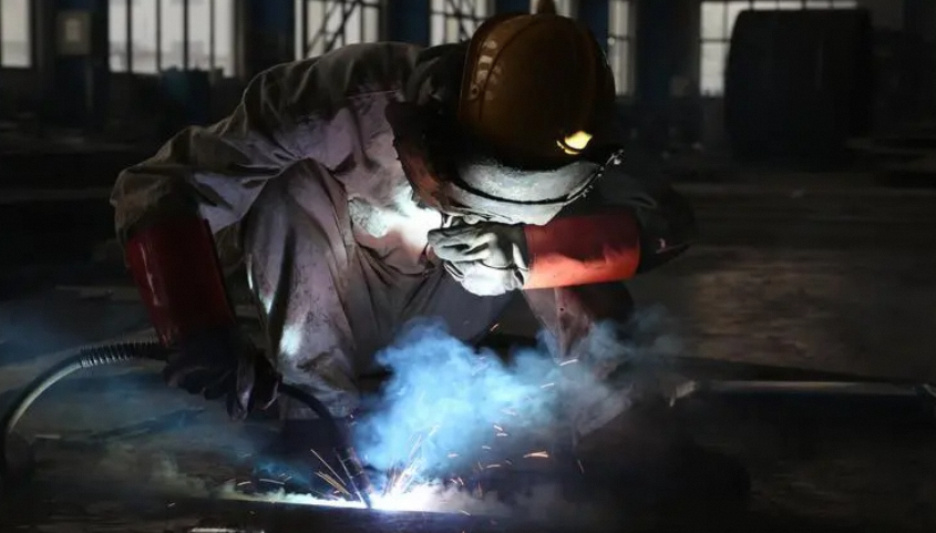 老板:4000工资让你帮我招个有经验的电焊工很难么?人事:这活儿我干不来