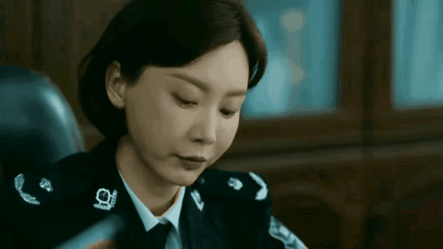 当46岁陈数对比43岁殷桃，我才明白，什么叫自然老去