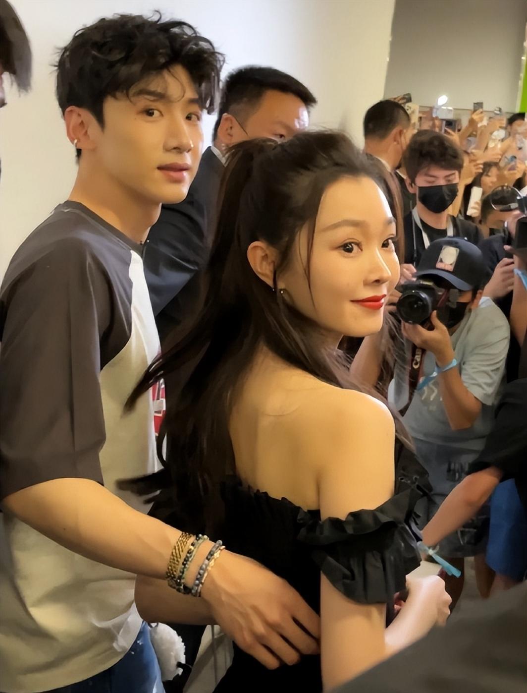 33岁宋铁当众被搂抱!小4岁白敬亭充当护花使者,两人疑好事将近